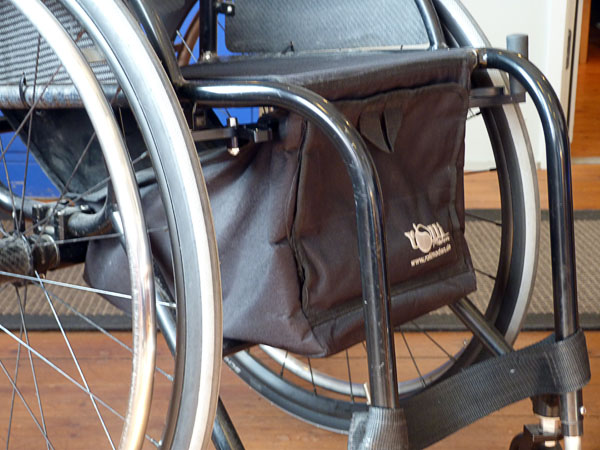Rullstolsväska monterad på rullstolen
